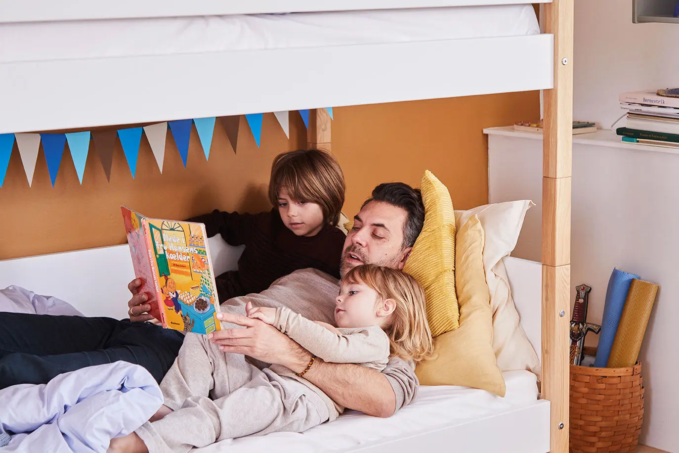 Bunk Bed 154 cm with Straight Ladder and Safety Rail, 90x200 cm, White/Oak - Image 4