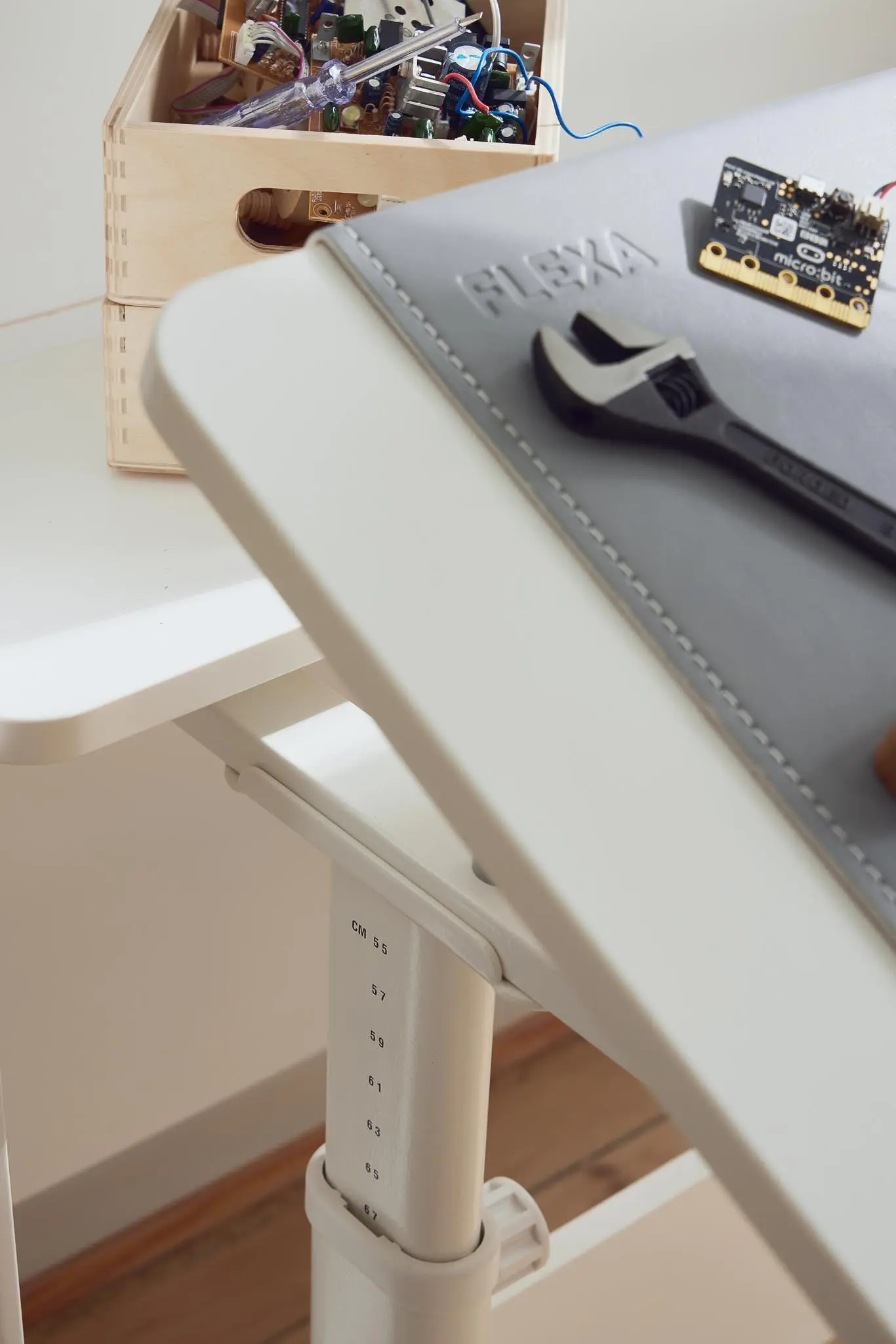 Evo Study Desk – tilting desktop - Image 3