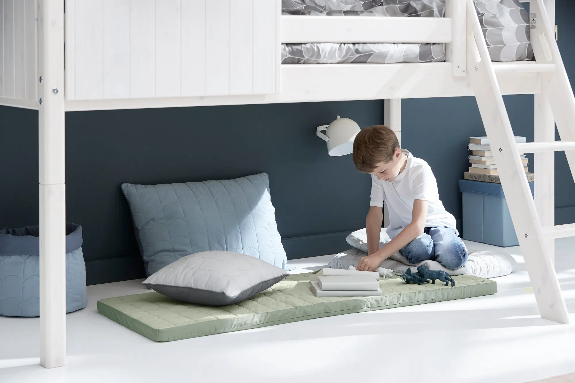 Mid-High Bed with 1/2 House, Ladder and Safety Rail, 90x200 cm, White - Image 3