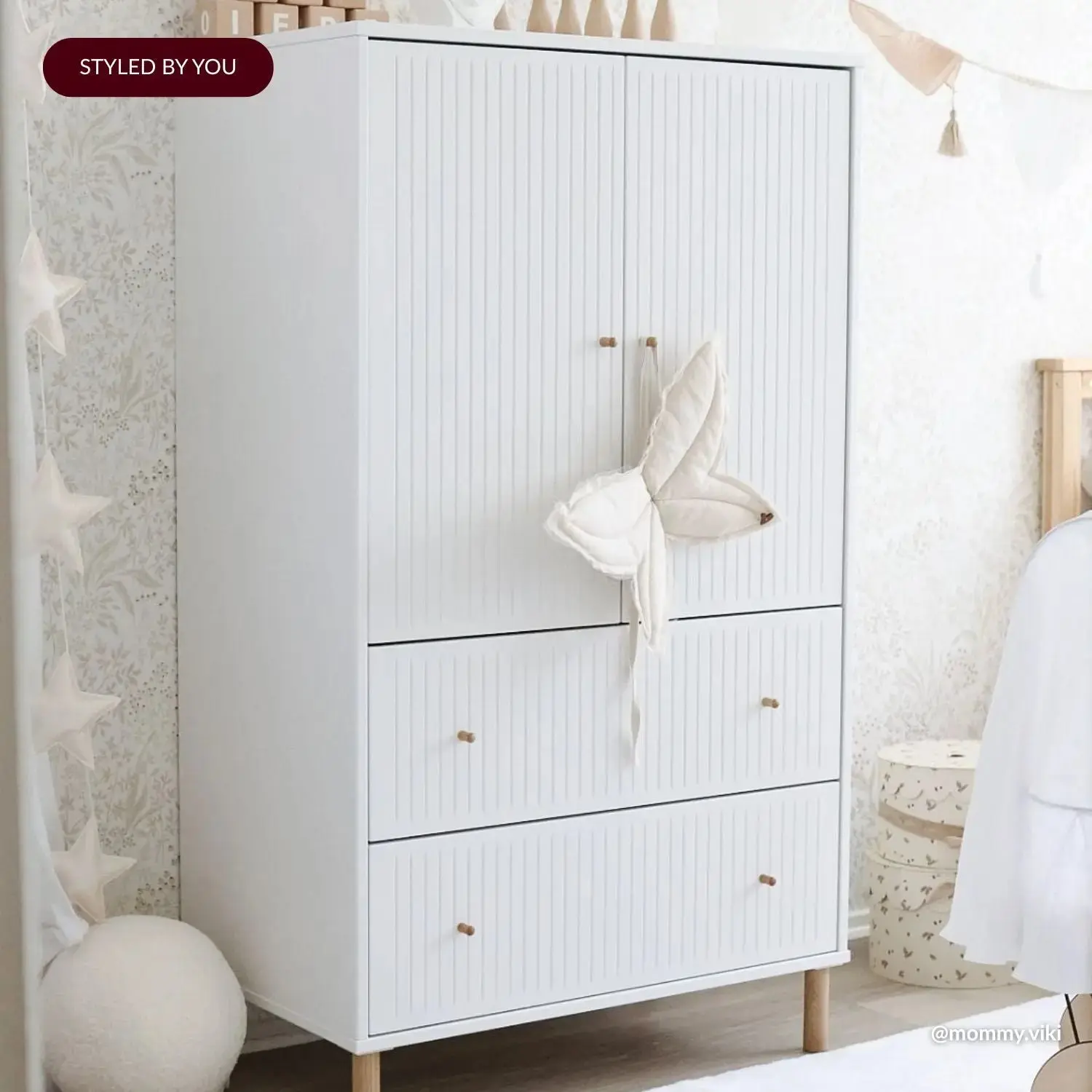 SAGA Cupboard, 2 door & 2 drawer, White with grooves - Image 2