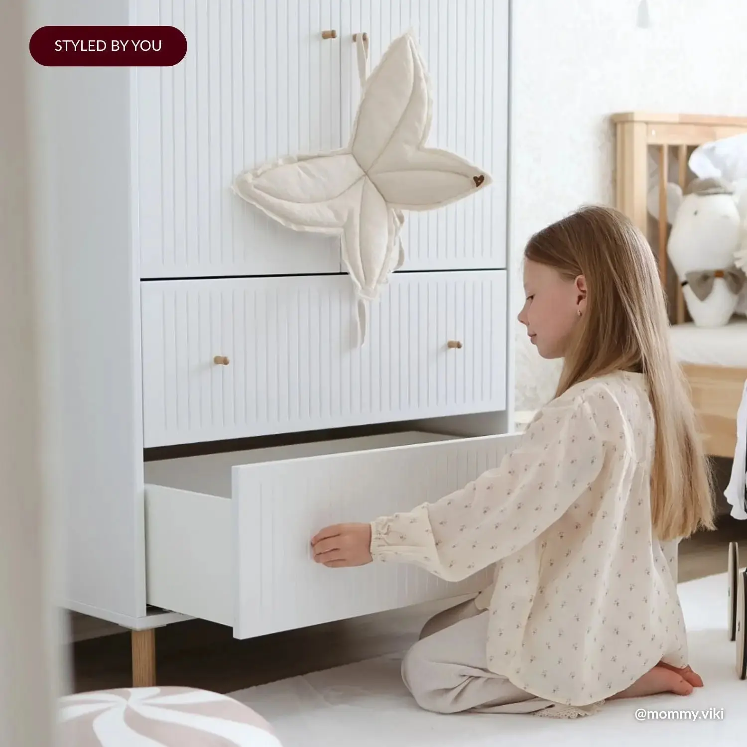 SAGA Cupboard, 2 door & 2 drawer, White with grooves - Image 3