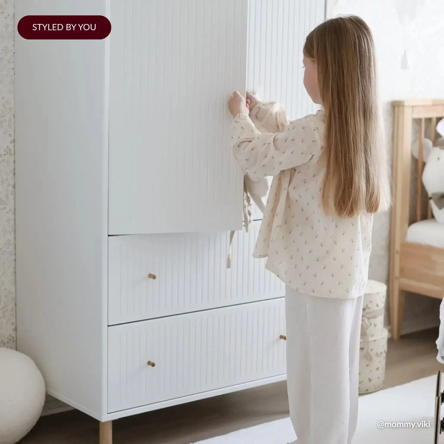 SAGA Cupboard, 2 door & 2 drawer, White with grooves - Image 4