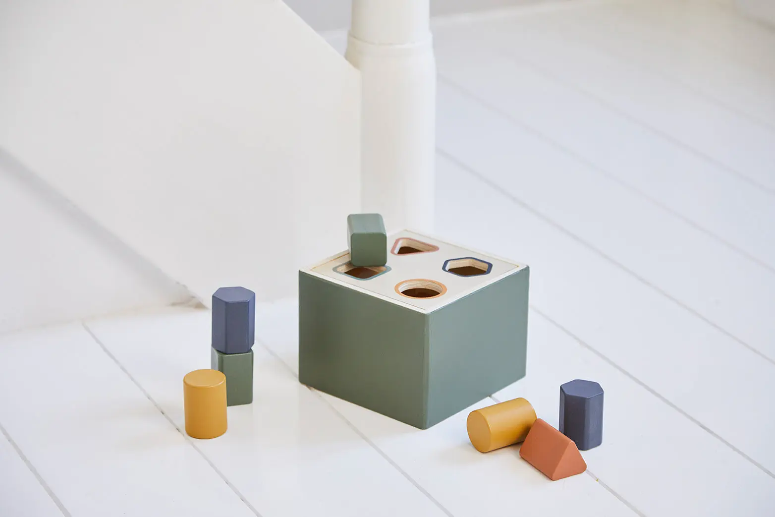 Wooden Shape Sorting box, 10 pcs, Handpainted, Green - Image 2